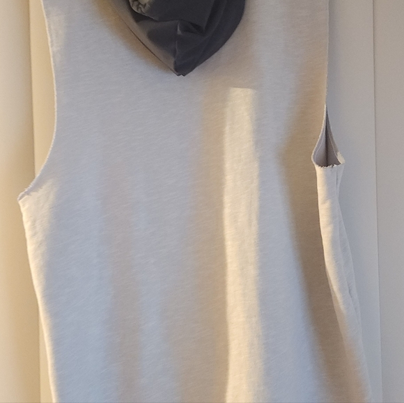 XL Mens Under armour Cut Off tank top with hood and Kangaroo pocket - Picture 2 of 4